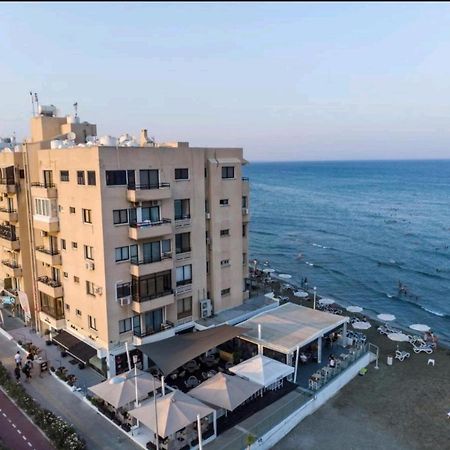 Bettys 1Br Seafront Apt Larnaca Exterior photo
