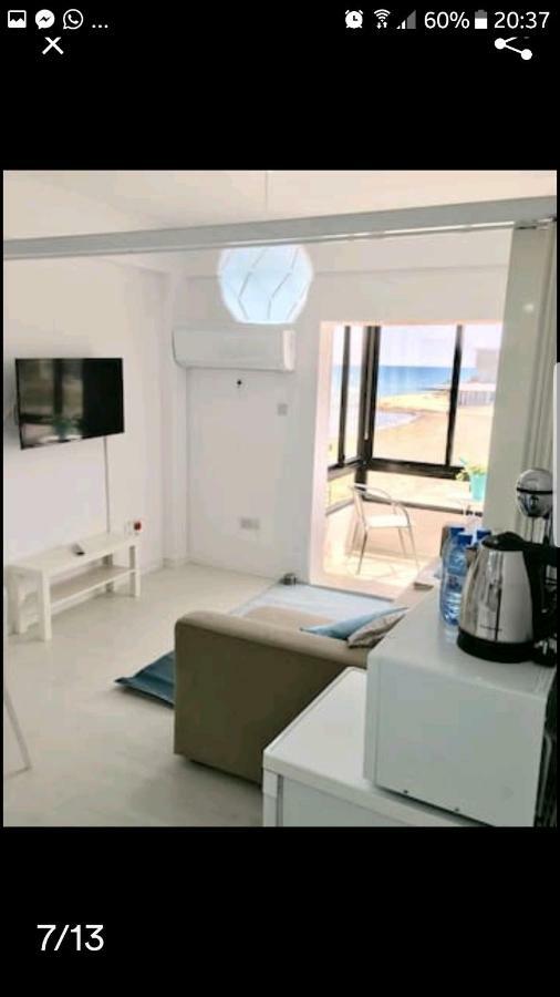 Bettys 1Br Seafront Apt Larnaca Exterior photo